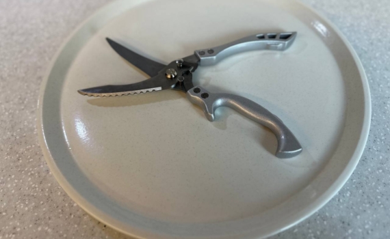 Вы выбрасываете 5-литровые бутылки, а могли бы сэкономить тысячи — неожиданные применения ПЭТ Вы выбрасываете 5-литровые бутылки, а могли бы сэкономить тысячи — неожиданные применения ПЭТ